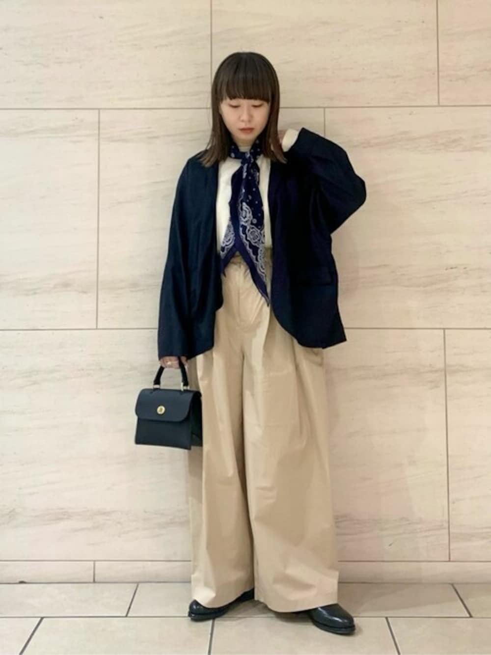 「Tシャツ、Danton、レイヤードスタイル、レザーシューズ、ワイドパンツ、イージーパンツ、リラックススタイル、TICCA、mimi berry、ryetender」｜「TICCAのTICCA | コットンリネン ジャケット WOMEN（ノーカラージャケット、ブルー系）」を使った、Bshopスタッフさん（レディース・153cm）の春コーディネートの1枚目の写真