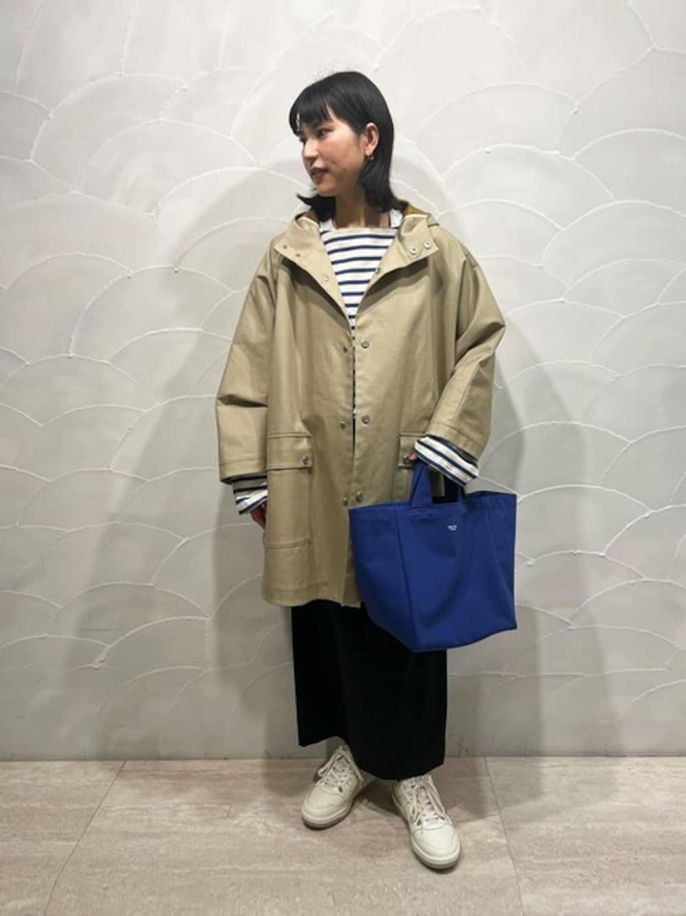 「スニーカー、タイトスカート、スカート、ハンドバッグ、プルオーバー、shinzone、orcival、ミドルコート、バスクシャツ、FALKE」｜「ASICSのASICS | EX89 WOMEN（スニーカー、ホワイト系）」を使った、Bshopスタッフさん（レディース・160cm）の春コーディネートの1枚目の写真