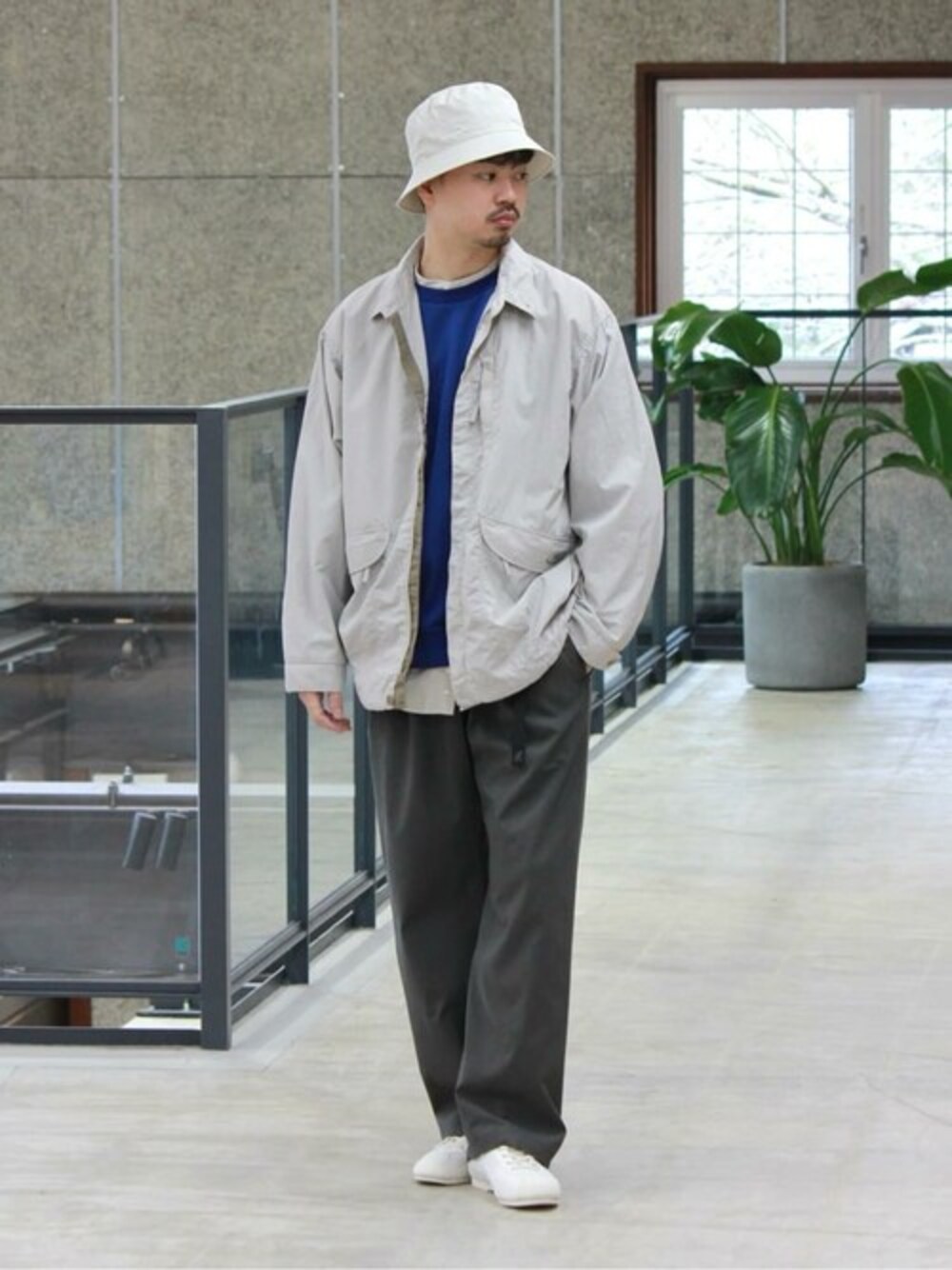 「ブルゾン、スニーカー、シャツ、スラックス、レイヤードスタイル、イージーパンツ、KIJIMA TAKAYUKI、GRAMICCI、GYMPHLEX、SEDAN ALL-PURPOSE」｜「KIJIMA TAKAYUKIのKIJIMA TAKAYUKI | ベンタイル バケットハット MEN（ハット、ベージュ系）」を使った、Bshopスタッフさん（メンズ・178cm）の春コーディネートの1枚目の写真