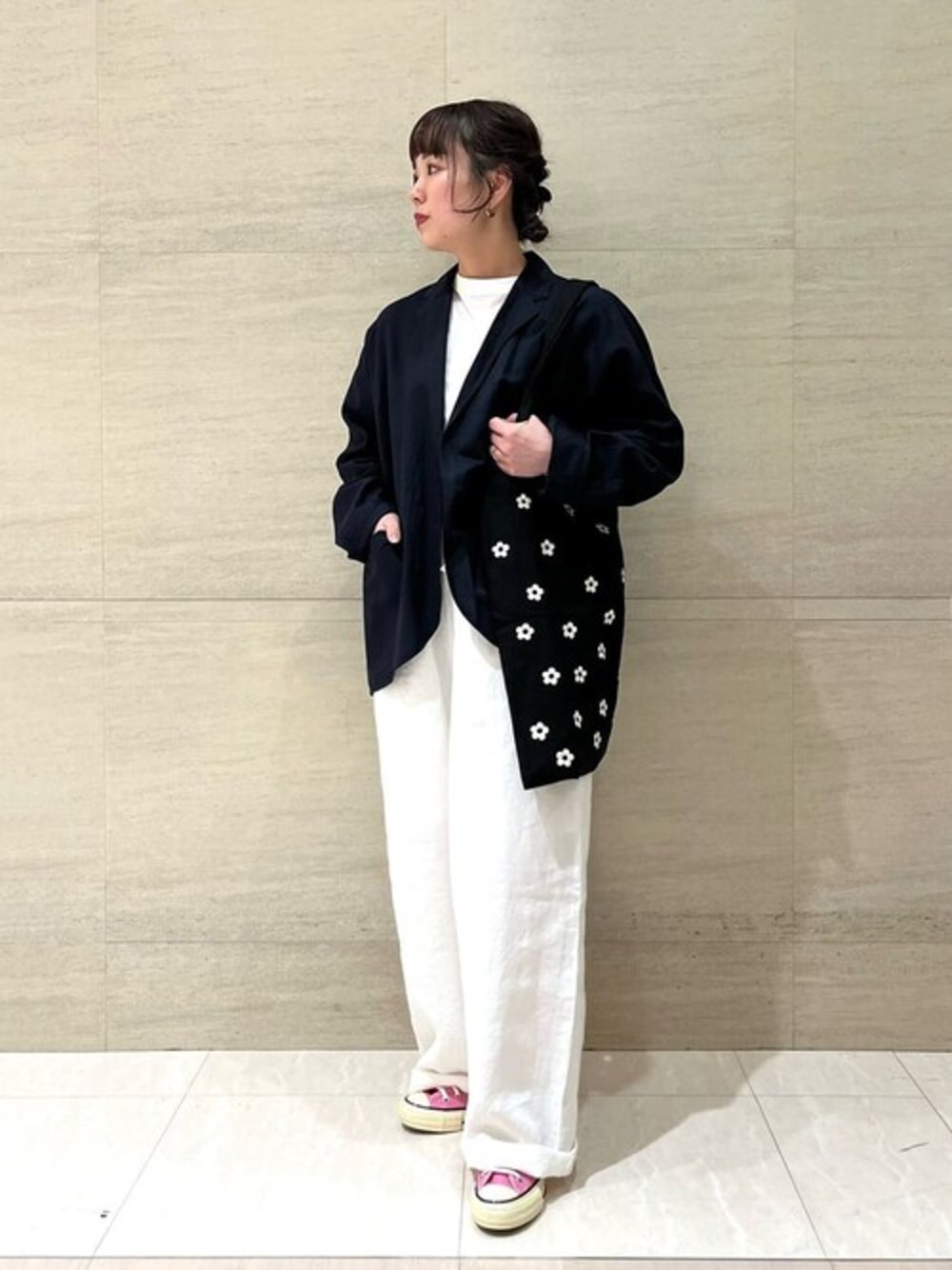 「スニーカー、トートバッグ、テーラードジャケット、Tシャツ、converse、ワイドパンツ、春コーデ、Handvaerk、TICCA、eunoia」｜「handvaerkのhandvaerk | 60/2 ボトルネックTシャツ WOMEN（Tシャツ/カットソー、ホワイト系）」を使った、Bshopスタッフさん（レディース・153cm）の春コーディネートの1枚目の写真
