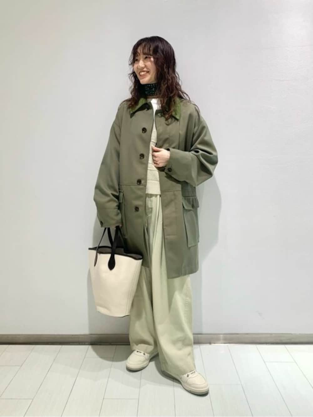 「カーディガン、スニーカー、ニット、Tシャツ、ワイドパンツ、BRADY、イージーパンツ、LE GLAZIK 、unfil、handveark」｜「handvaerkのhandvaerk | 60/2 ボトルネックTシャツ WOMEN（Tシャツ/カットソー、ホワイト系）」を使った、Bshopスタッフさん（レディース・160cm）の春コーディネートの1枚目の写真