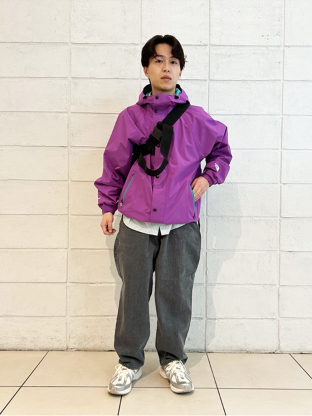 「スニーカー、デニム、シャツ、New Balance、レイヤードスタイル、orcival、THE NORTH FACE、春コーデ、bagjack、SEDAN ALL-PURPOSE」｜「BAGJACKのbagjack | 〈別注〉コブラバックル メッセンジャーバッグ KINKY（ショルダーバッグ、ブラック系）」を使った、Bshopスタッフさん（メンズ・164cm）の春コーディネートの1枚目の写真