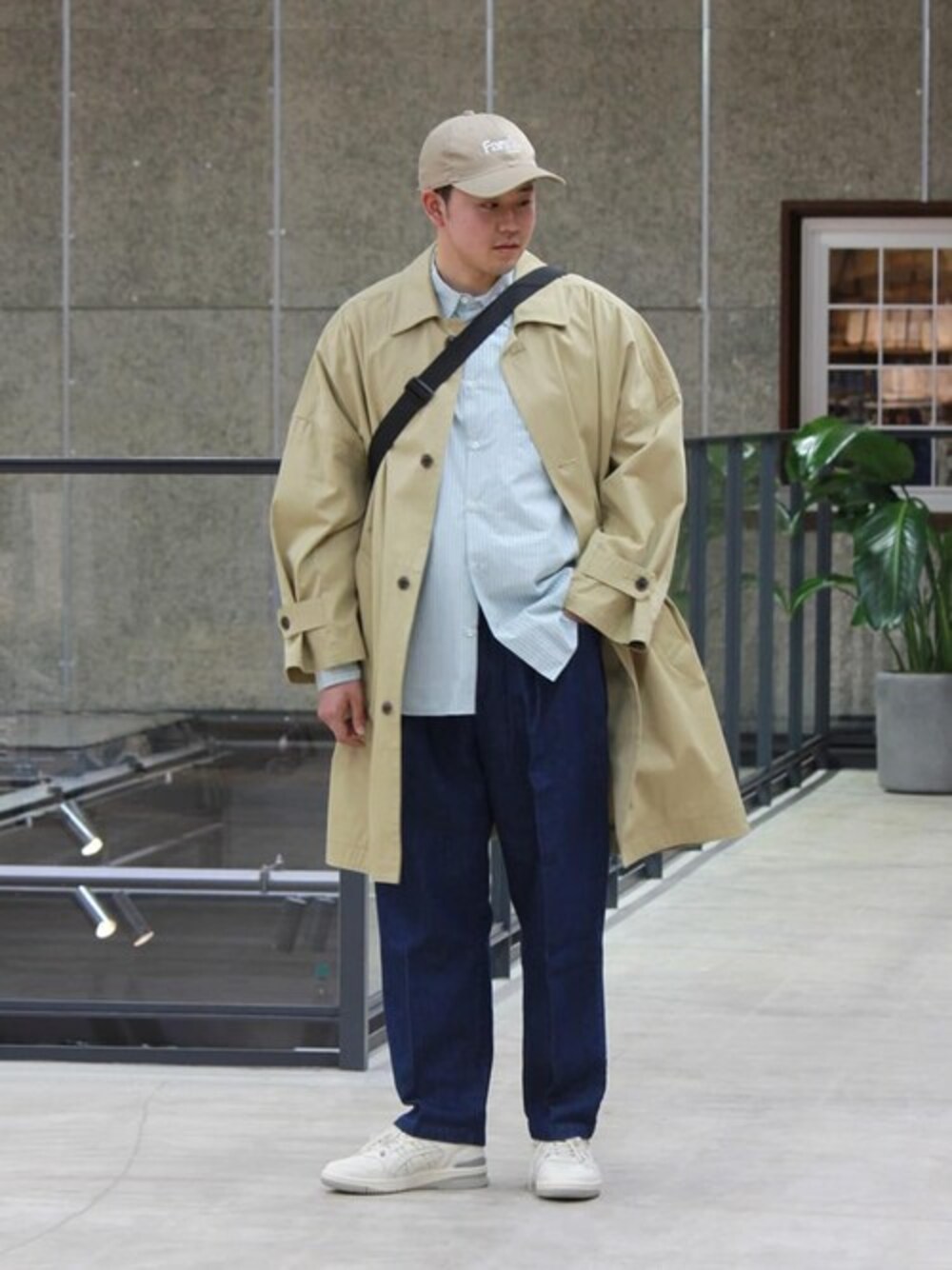 「スニーカー、デニム、シャツ、ステンカラーコート、orcival、リラックススタイル、春コーデ、asics、farah、SEDAN ALL-PURPOSE」｜「FARAHのFARAH | 6パネルキャップ（キャップ、ベージュ系）」を使った、Bshopスタッフさん（メンズ・179cm）の春コーディネートの1枚目の写真