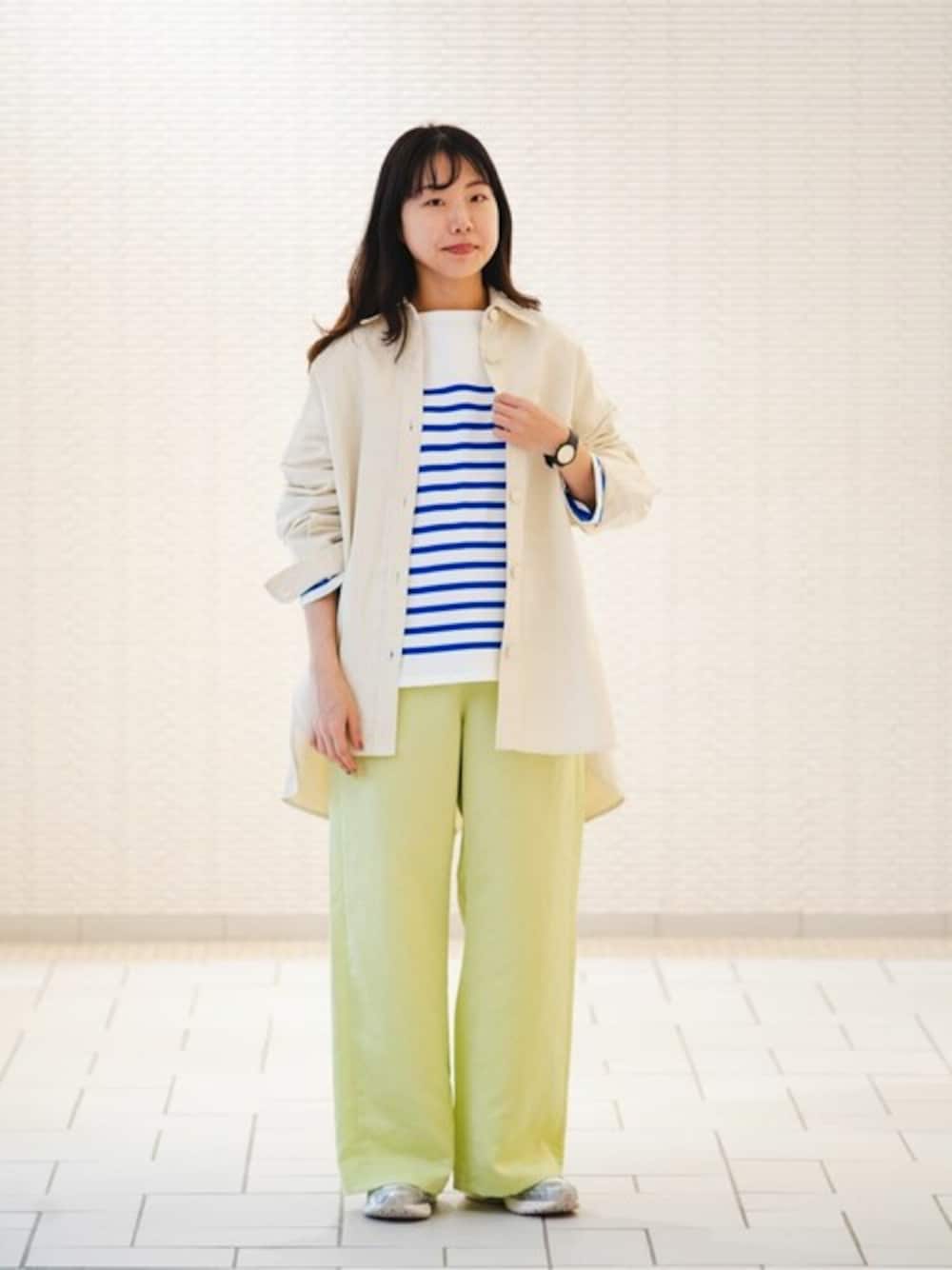 ホワイト系のシャツ/ブラウス、イエロー系のその他パンツ、ブルー系のTシャツ/カットソーを着用したレディースの春コーディネートの1枚目の写真