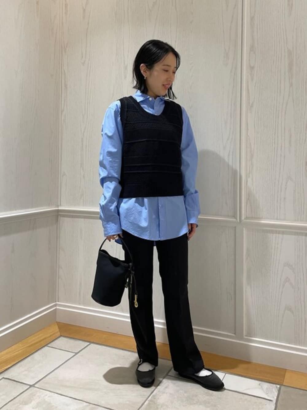 「シャツ、ハンドバッグ、スラックス、shinzone、ニットベスト、BRADY、LE GLAZIK 、春コーデ、oblada」｜「THE SHINZONEのTHE SHINZONE | PECK SHIRTS WOMEN（シャツ/ブラウス、ブルー系）」を使った、Bshopスタッフさん（レディース・160cm）の春コーディネートの1枚目の写真