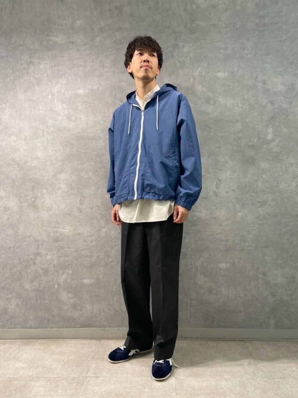 「スニーカー、シャツ、LEE、レイヤードスタイル、ワイドパンツ、orcival、panther、リラックススタイル、春コーデ、KAPTAIN SUNSHINE」｜「ORCIVALのORCIVAL | フーデッドジップブルゾン MEN（ナイロンジャケット、ブルー系）」を使った、Bshopスタッフさん（メンズ・184cm）の春コーディネートの1枚目の写真