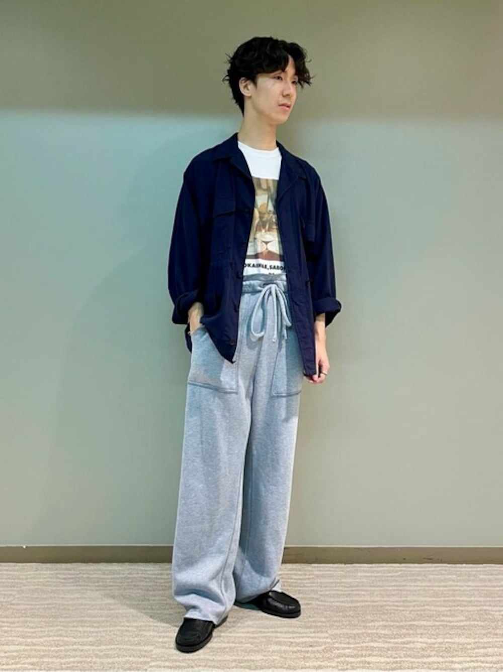 「スウェットパンツ、ジャケット、Tシャツ、Paraboot、春コーデ、monitaly、TANG TANG、078 CITE」｜「MONITALYのMONITALY | スウェットパンツ NAVY MEN（スウェットパンツ、ブルー系）」を使った、Bshopスタッフさん（メンズ・177cm）の春コーディネートの1枚目の写真