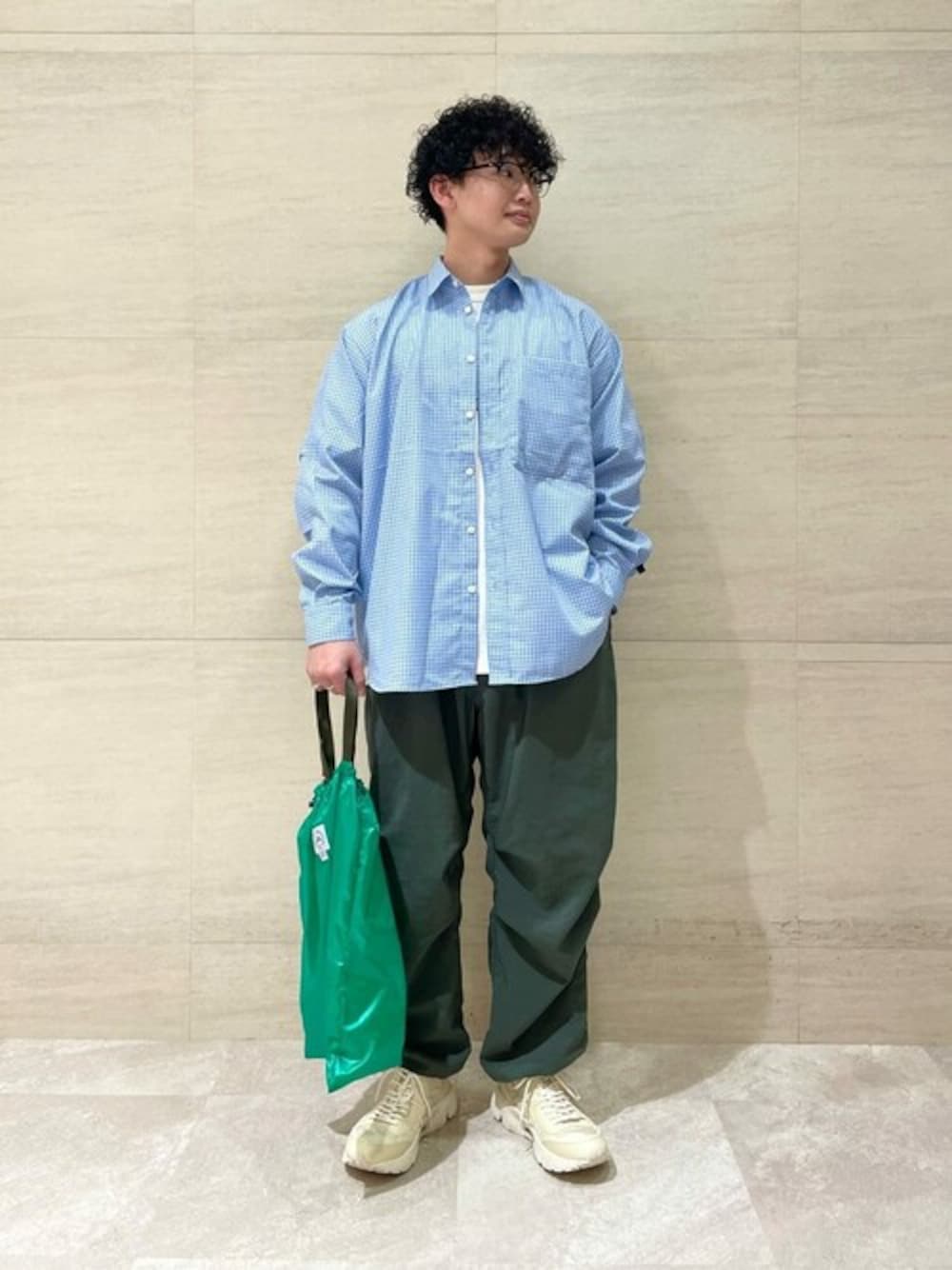 ブルー系のシャツ/ブラウス、グリーン系のその他パンツ、グリーン系のトートバッグを着用したメンズの春コーディネートの1枚目の写真