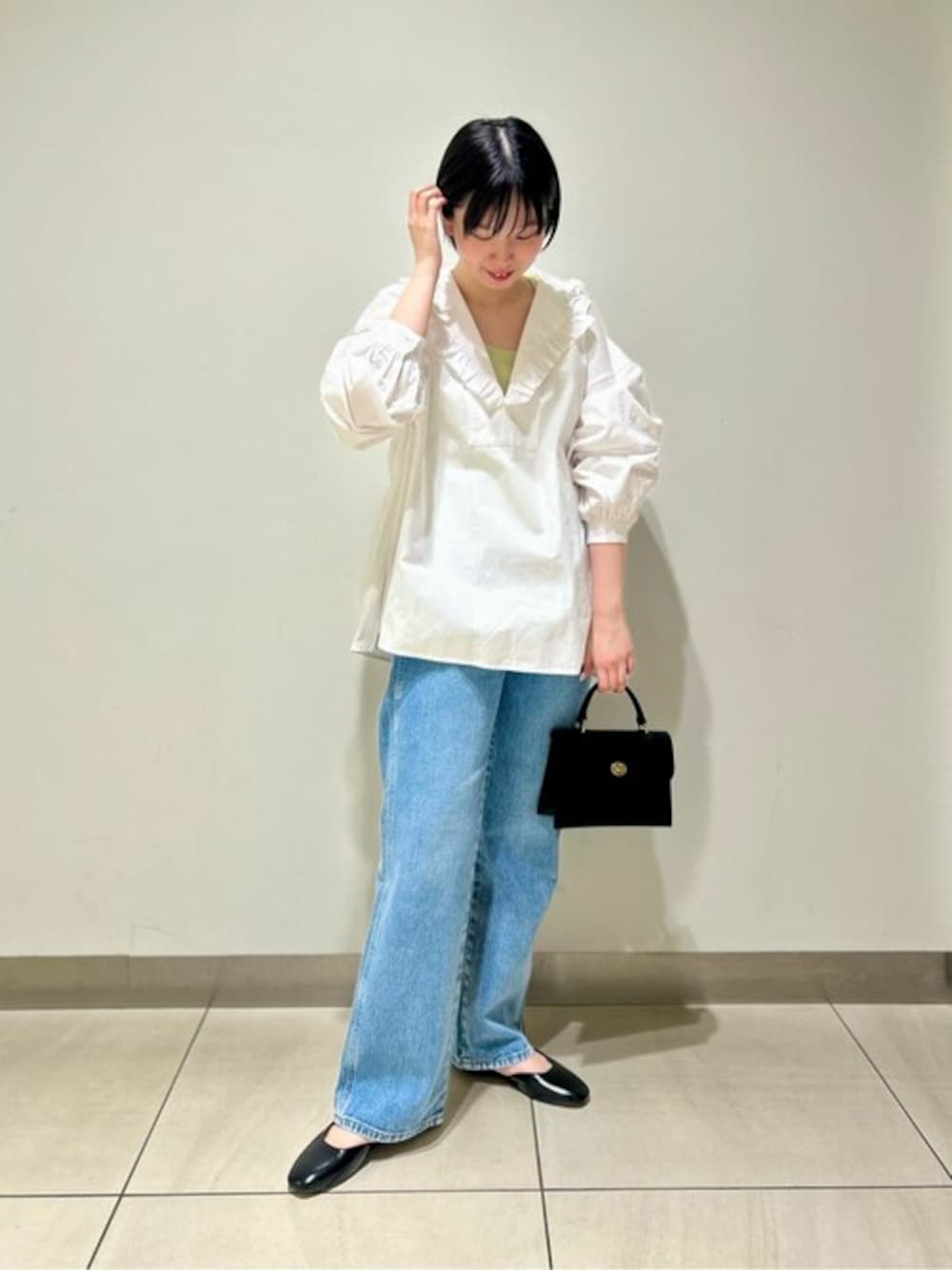 「デニム、ブラウス、ハンドバッグ、レイヤードスタイル、デニムパンツ、LE GLAZIK 、春コーデ、Wrangler、ストラップシューズ」｜「LE GLAZIKのLE GLAZIK | フレンチスリーブニット WOMEN（ニット/セーター、グリーン系）」を使った、Bshopスタッフさん（レディース・166cm）の春コーディネートの1枚目の写真