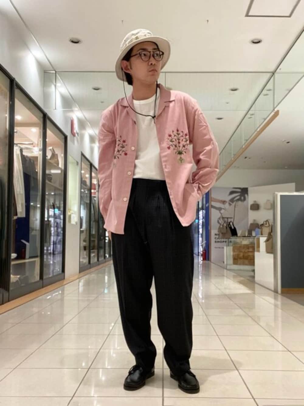 「シャツ、Tシャツ、ハット、Danton、Paraboot、春コーデ、シャツスタイル、handveark、farah、KARDO」｜「BshopのKARDO | 〈別注〉RONEN 刺繍長袖シャツ MEN（シャツ/ブラウス、ピンク系）」を使った、Bshopスタッフさん（メンズ・172cm）の春コーディネートの1枚目の写真
