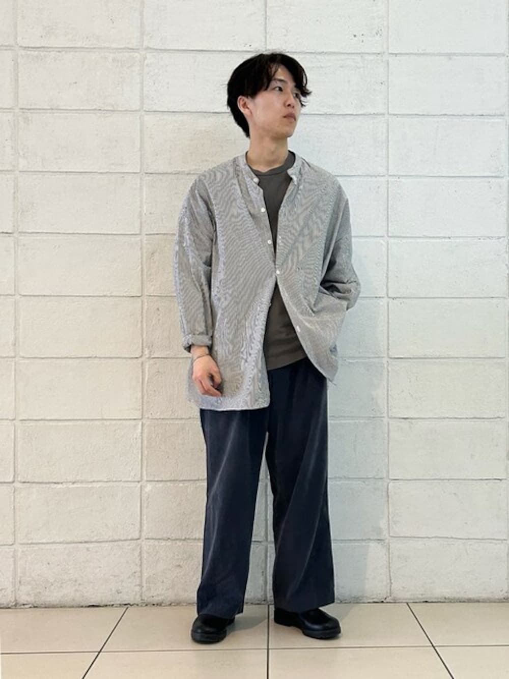 グレー系のシャツ/ブラウス、グレー系のTシャツ/カットソー、ブルー系のその他パンツを着用したメンズの春コーディネートの1枚目の写真
