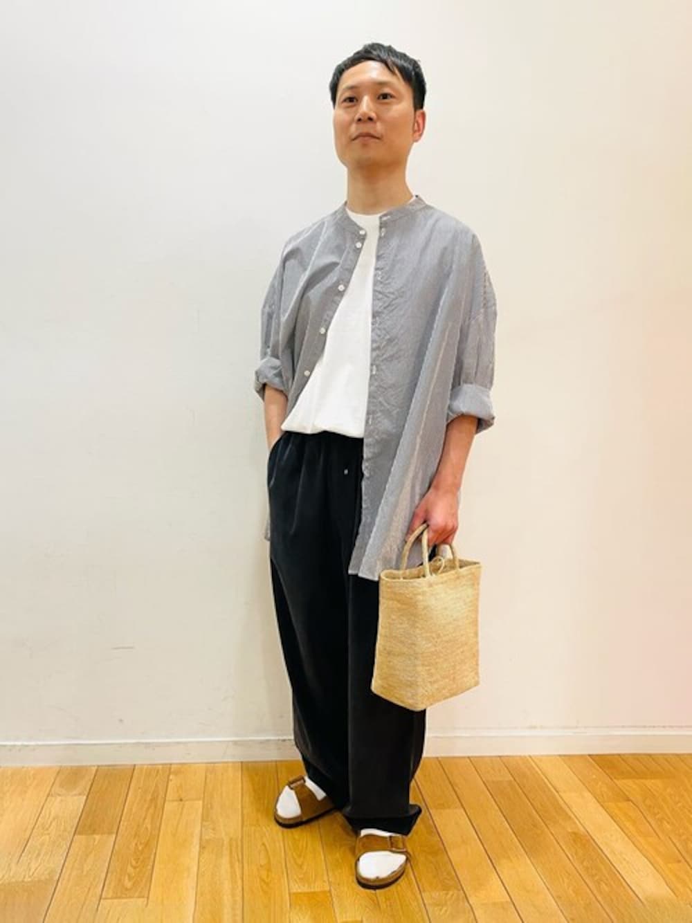 「Tシャツ、birkenstock、サンダル、リラックススタイル、バンドカラーシャツ、handveark」｜「GALLEGO DESPORTESのGALLEGO DESPORTES | 〈別注〉ストライプバンドカラーシャツ MEN（シャツ/ブラウス、グレー系）」を使った、Bshopスタッフさん（メンズ・163cm）の春コーディネートの1枚目の写真