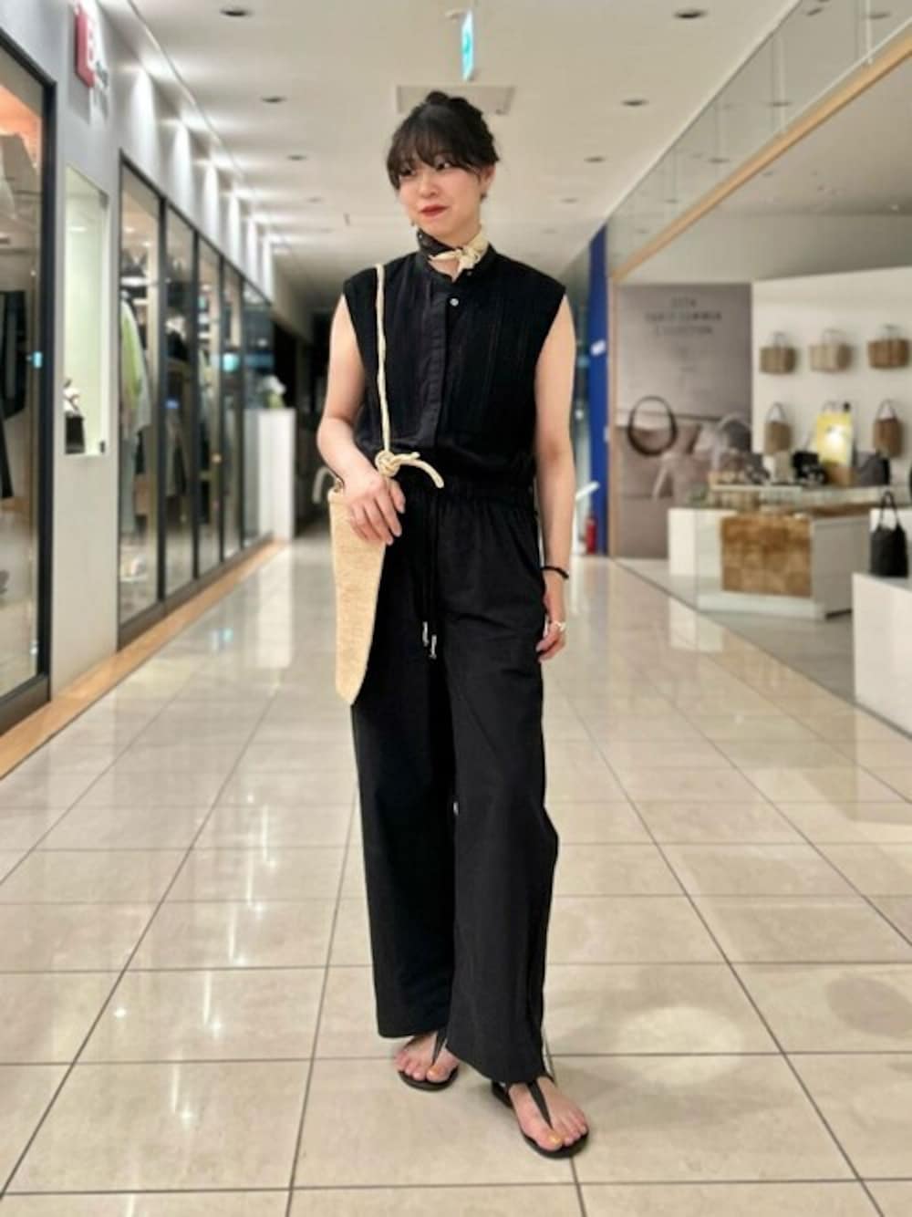 「ショルダーバッグ、オールインワン、別注、スカーフ、サンダル、夏コーデ、レザーサンダル、トングサンダル、ラフィアバッグ、manipuri」｜「manipuriのmanipuri |〈別注〉コラージュフレームバンダナ 40×40 WOMEN（バンダナ/スカーフ、ベージュ系）」を使った、Bshopスタッフさん（レディース・164cm）の夏コーディネートの1枚目の写真