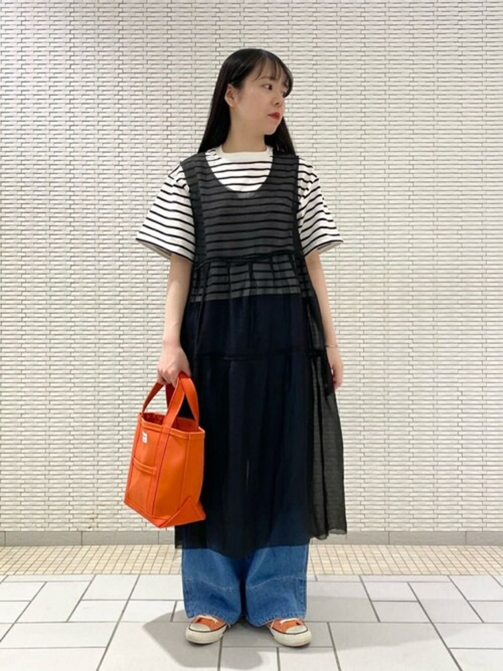 「デニム、トートバッグ、ワンピース、ボーダー、モノトーン、レイヤードスタイル、ワイドパンツ、orcival、夏コーデ、メッシュ」｜「ORCIVALのORCIVAL | スクエアネック半袖Tシャツ WOMEN（Tシャツ/カットソー、ブラック系）」を使った、Bshopスタッフさん（レディース・162cm）の夏コーディネートの1枚目の写真