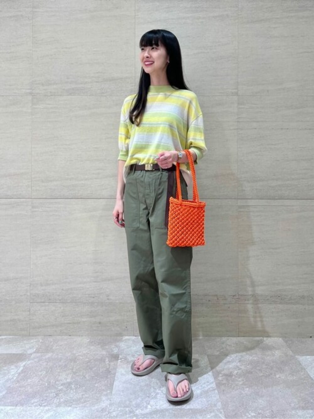 その他のニット/セーター、グリーン系のその他パンツ、ベージュ系のサンダルを着用したレディースの夏コーディネートの1枚目の写真