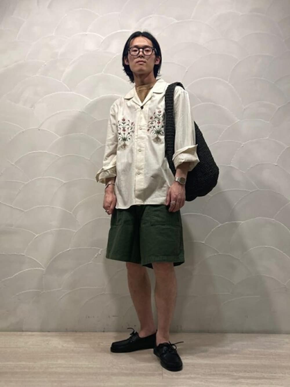 「ショルダーバッグ、ショートパンツ、Tシャツ、モカシン、Paraboot、リラックススタイル、シャツスタイル、夏コーデ、刺繍トップス、INSCRIRE」｜「BshopのKARDO | 〈別注〉RONEN 刺繍長袖シャツ MEN（シャツ/ブラウス、ベージュ系）」を使った、Bshopスタッフさん（メンズ・168cm）の夏コーディネートの1枚目の写真
