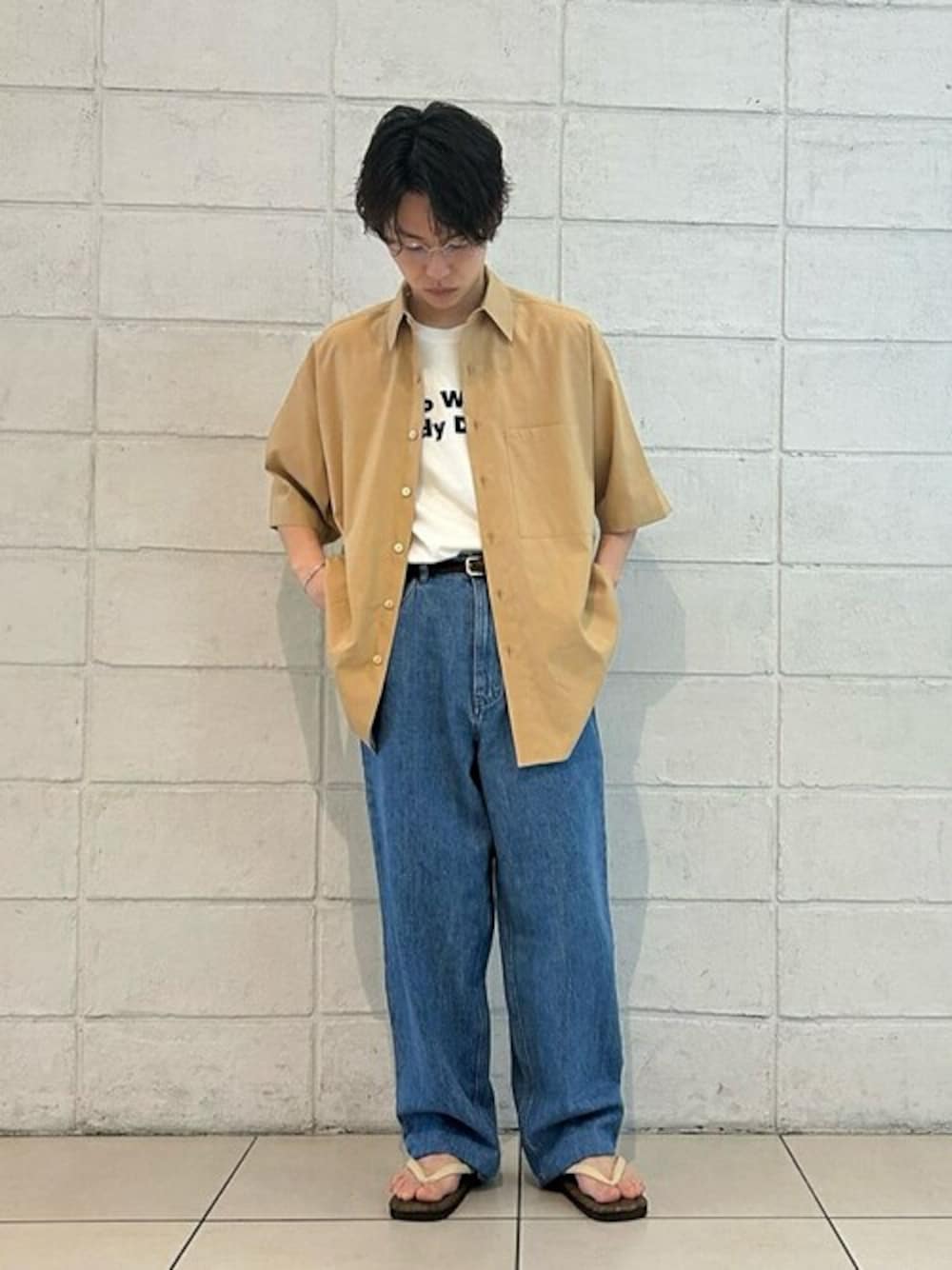 「デニム、ロゴT、Tシャツ、ベルト、リラックススタイル、バギーパンツ、シャツスタイル、夏コーデ、tangtang、farah」｜「TANGTANGのTANGTANG | 半袖Tシャツ BRITISH D.W.D.D. MEN（Tシャツ/カットソー、ホワイト系）」を使った、Bshopスタッフさん（メンズ・164cm）の夏コーディネートの1枚目の写真