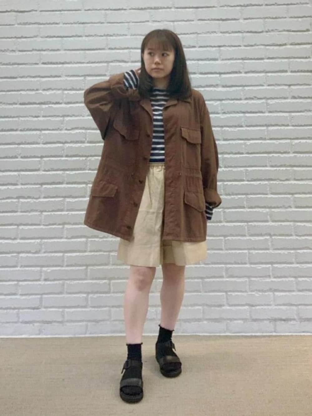 「ジャケット、ミリタリー、ショートパンツ、orcival、ショーツ、ボーダートップス、シースルー、夏コーデ、シアートップス、eunoia」｜「Bshopの078 CITE | コットン ミリタリージャケット MEN（ダウンジャケット/コート、ブラウン系）」を使った、Bshopスタッフさん（レディース・149cm）の夏コーディネートの1枚目の写真