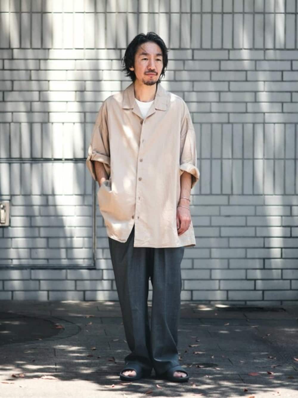 ホワイト系のTシャツ/カットソー、グレー系のサンダルを着用したメンズの夏コーディネートの1枚目の写真