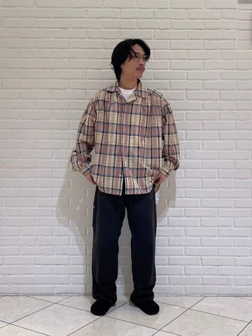「シャツ、チェックシャツ、ワーク、スリッポン、birkenstock、サンダル、リラックススタイル、シャツスタイル、aie、ペインターシャツ」｜「BIRKENSTOCKのBIRKENSTOCK | Boston VL Black MEN（サンダル、ブラック系）」を使った、Bshopスタッフさん（メンズ・175cm）の夏コーディネートの1枚目の写真