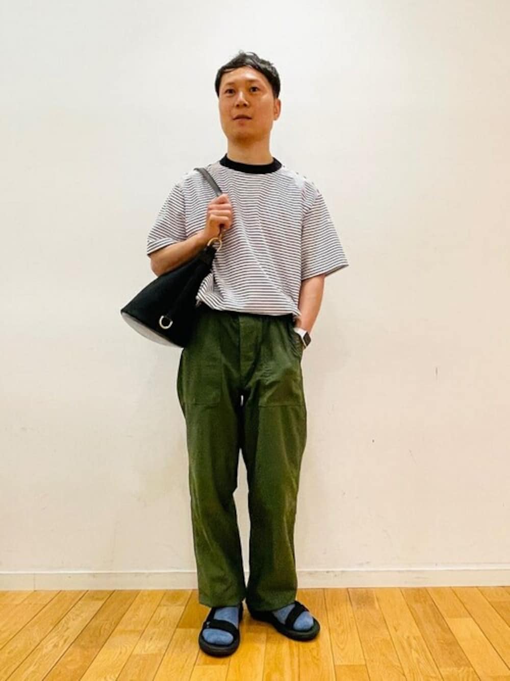 「ボーダー、ショルダーバッグ、Tシャツ、orcival、サンダル、BRADY、ワークパンツ、夏コーデ、teva、FALKE」｜「ORCIVALのORCIVAL | クルーネック半袖Ｔシャツ MEN（Tシャツ/カットソー、ブラック系）」を使った、Bshopスタッフさん（メンズ・163cm）の夏コーディネートの1枚目の写真