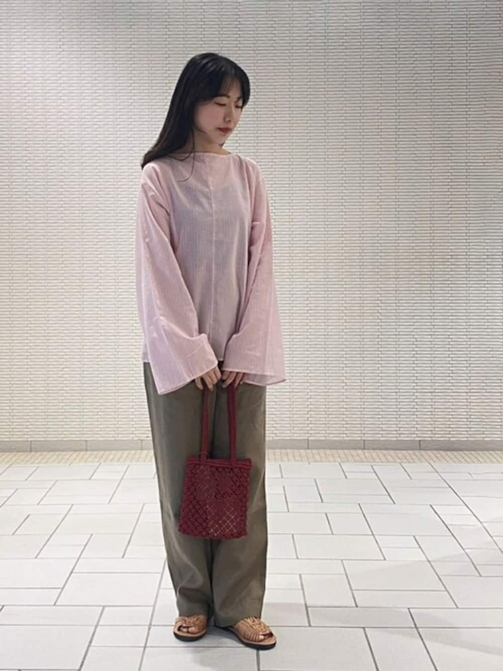 「ショルダーバッグ、orcival、サンダル、イージーパンツ、バングル、リネンパンツ、morris&sons、chamula、シアートップス、CATH･S」｜「ORCIVALのORCIVAL | シアーコットン プルオーバーシャツ WOMEN（シャツ/ブラウス、ピンク系）」を使った、Bshopスタッフさん（レディース・158cm）の夏コーディネートの1枚目の写真