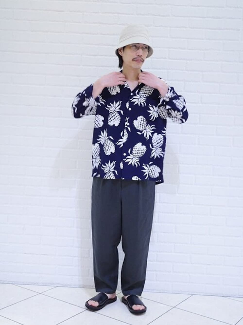 ブルー系のシャツ/ブラウス、グレー系のその他パンツ、ホワイト系のハットを着用したメンズの夏コーディネートの1枚目の写真