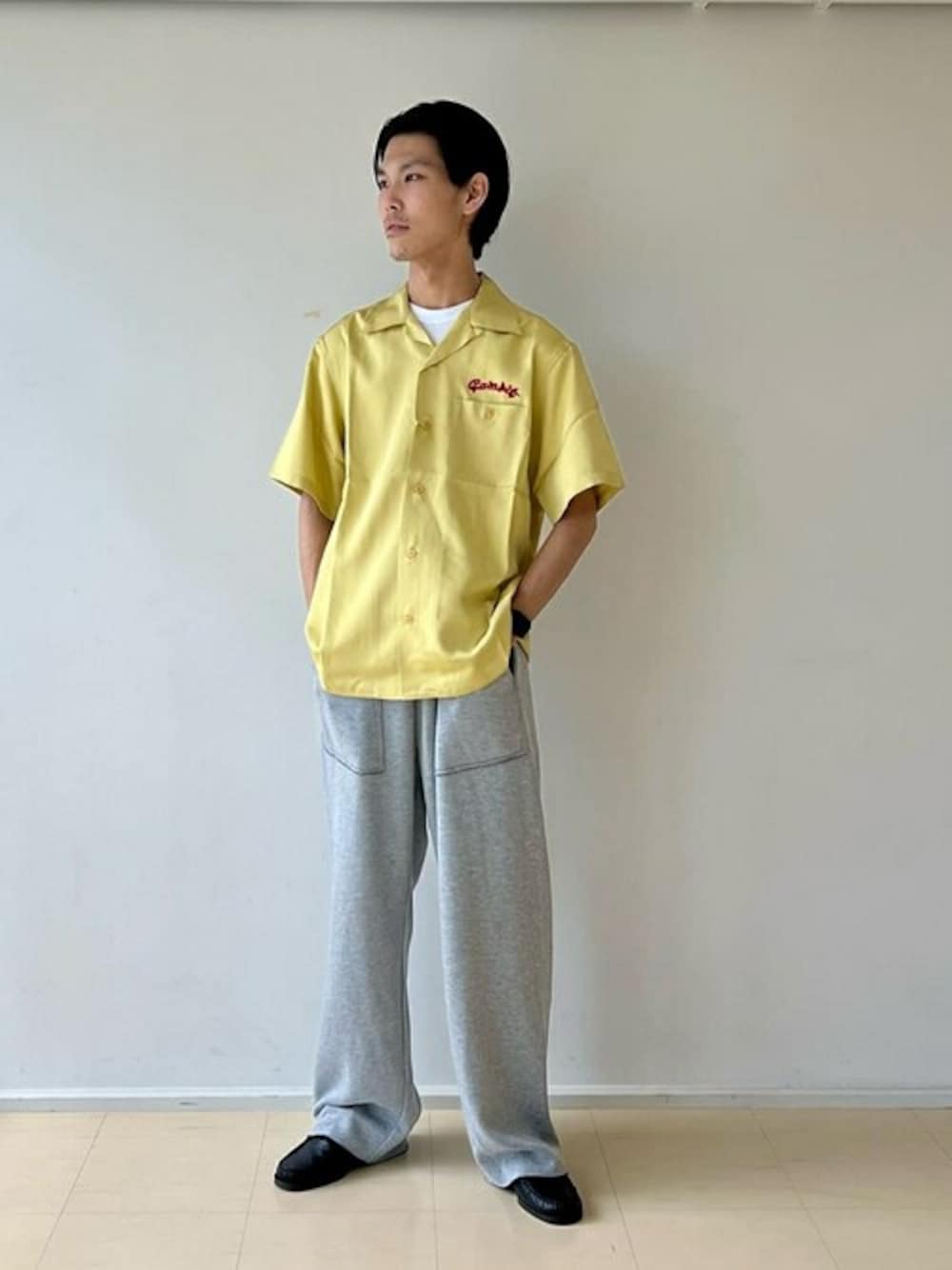 「スウェットパンツ、カジュアル、Tシャツ、別注、Paraboot、リラックススタイル、シャツスタイル、ボウリングシャツ、monitaly、Work of Art Kendai」｜「MONITALYのMONITALY | スウェットパンツ BLACK MEN（スウェットパンツ、ブラック系）」を使った、Bshopスタッフさん（メンズ・180cm）の夏コーディネートの1枚目の写真