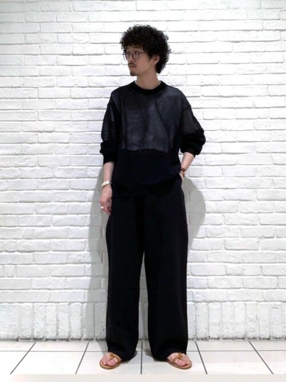 「ニット、Tシャツ、ワークパンツ、リラックススタイル、リネンパンツ、無地T、トングサンダル、VETRA、K.JACQUES、handveark」｜「ROBERTO COLLINAのroberto collina | コットン クルーネック長袖ニット MEN（ニット/セーター、ブラック系）」を使った、Bshopスタッフさん（メンズ・174cm）の夏コーディネートの1枚目の写真