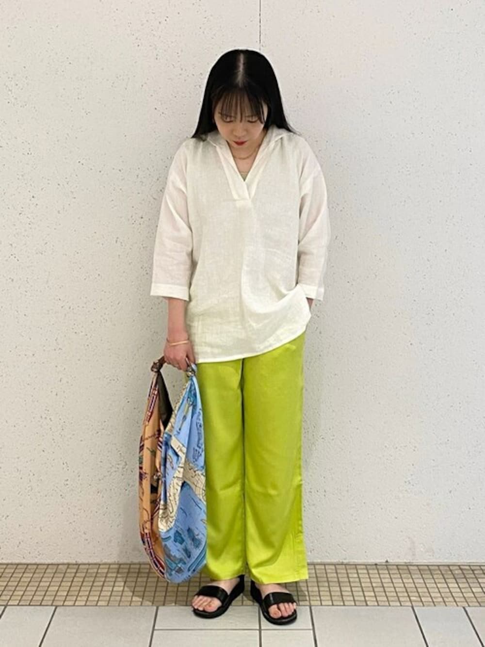 「ショルダーバッグ、イージーパンツ、LE GLAZIK 、バングル、リラックススタイル、サマーニット、リネンシャツ、ノースリーブニット、manipuri、INDIA INDUSTRY」｜「BshopのDOU BOCHI Eric Bergere | リネン スキッパーシャツ WOMEN（シャツ/ブラウス、ホワイト系）」を使った、Bshopスタッフさん（レディース・162cm）の夏コーディネートの1枚目の写真