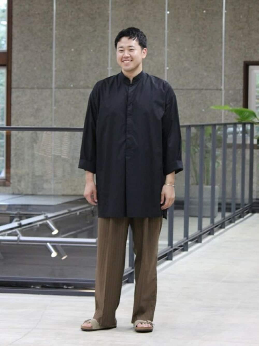 「スラックス、ワイドパンツ、birkenstock、サンダル、きれいめカジュアル、リラックススタイル、シンプルコーデ、シャツスタイル、夏秋ミックス、cellar door」｜「CELLAR DOORのCellar Door │ ワイドスラックス ストライプ MEN（スラックス、ブラウン系）」を使った、Bshopスタッフさん（レディース・179cm）の夏コーディネートの1枚目の写真