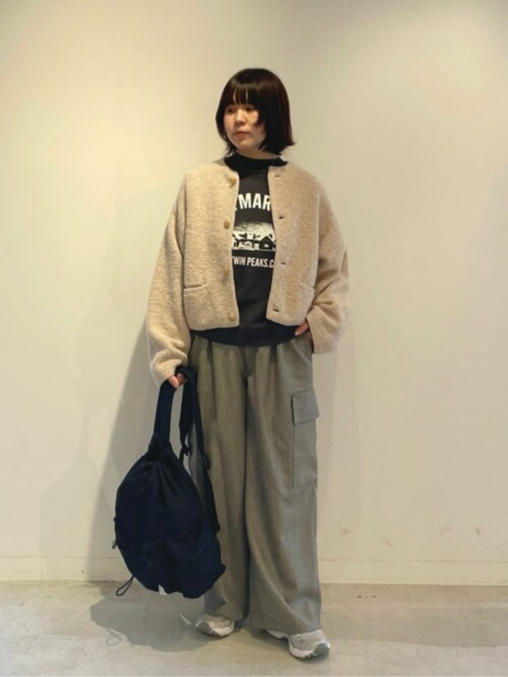 「Tシャツ、ウールパンツ、カーゴパンツ、orcival、きれいめカジュアル、LE GLAZIK 、先行予約、秋コーデ、秋冬コーデ、the shinzone」｜「LE GLAZIKのLE GLAZIK | ウール カーゴパンツ WOMEN（カーゴパンツ、グレー系）」を使った、Bshopスタッフさん（レディース・160cm）の夏コーディネートの1枚目の写真