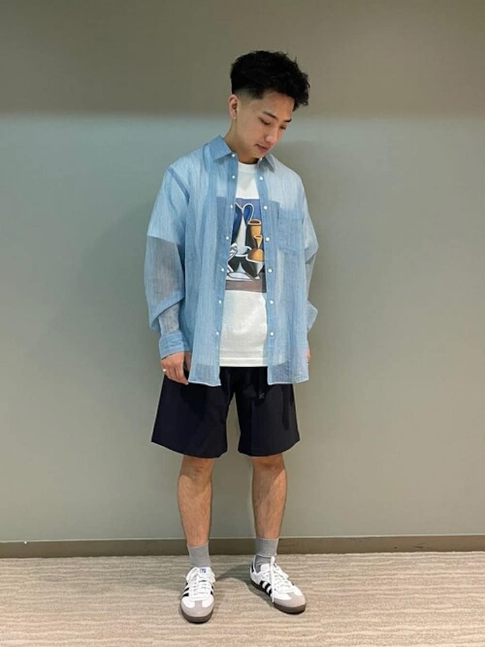 ブルー系のシャツ/ブラウス、ホワイト系のTシャツ/カットソー、ブルー系のその他パンツを着用したメンズの夏コーディネートの1枚目の写真