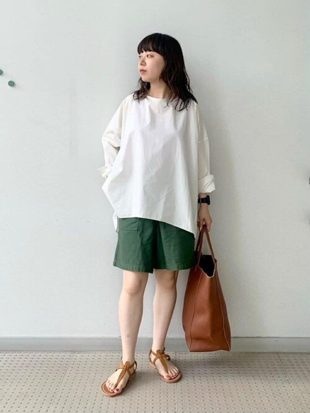 「トートバッグ、別注、orslow、サンダル、ショーツ、HAVERSACK、リラックススタイル、シャツスタイル、夏コーデ、ショーツスタイル」｜「HAVERSACKのHAVERSACK | 〈別注〉コットン バックギャザーシャツ WOMEN（シャツ/ブラウス、ホワイト系）」を使った、Bshopスタッフさん（レディース・153cm）の夏コーディネートの1枚目の写真