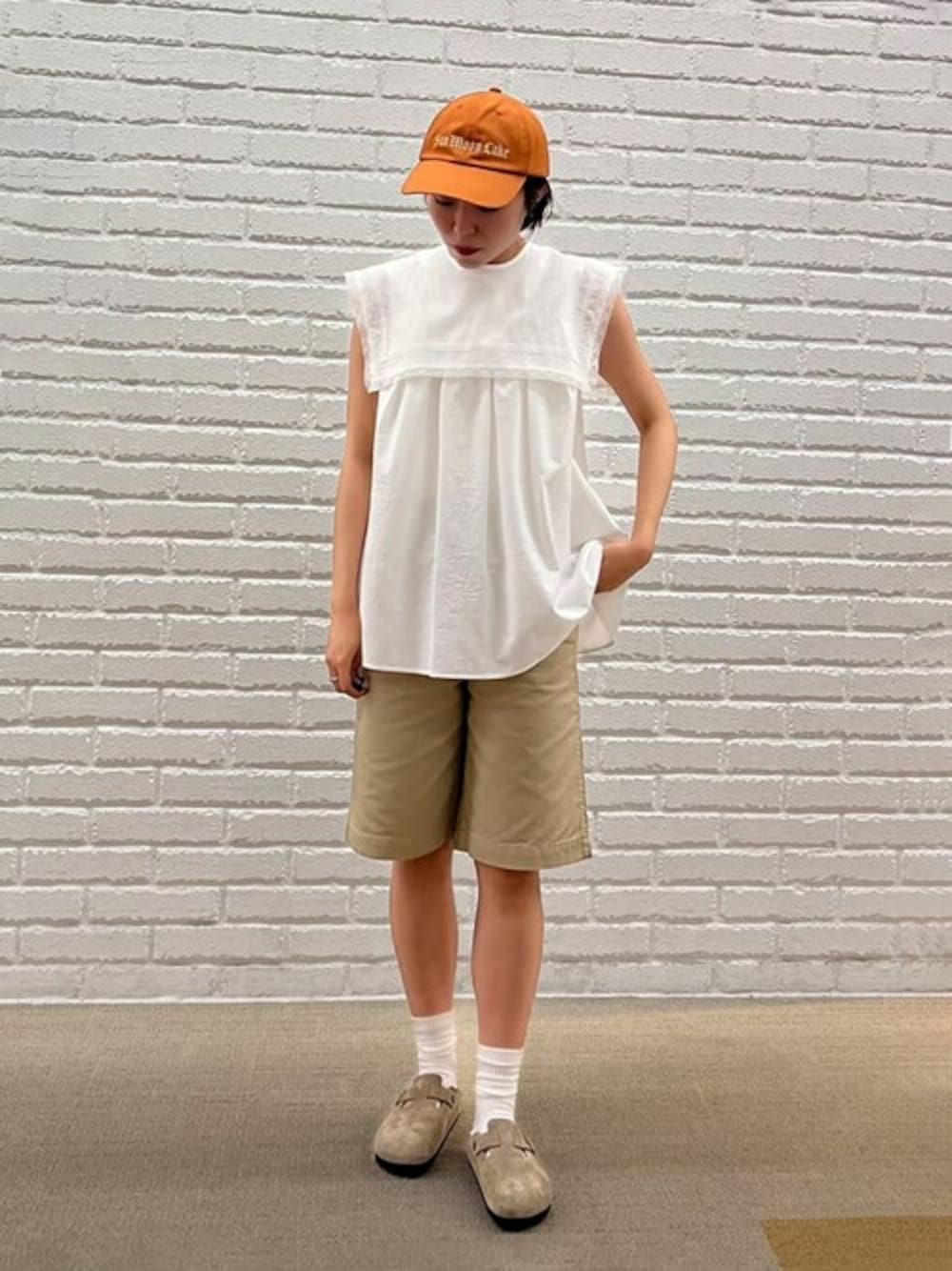 「ブラウス、カジュアル、キャップ、ショートパンツ、birkenstock、サンダル、ショーツ、夏コーデ、the shinzone、young&olsen」｜「YOUNG&OLSEN The DRYGOODS STOREのYOUNG & OLSEN The DRYGOODS STORE | 6パネルキャップ（キャップ、オレンジ系）」を使った、Bshopスタッフさん（レディース・158cm）の夏コーディネートの1枚目の写真