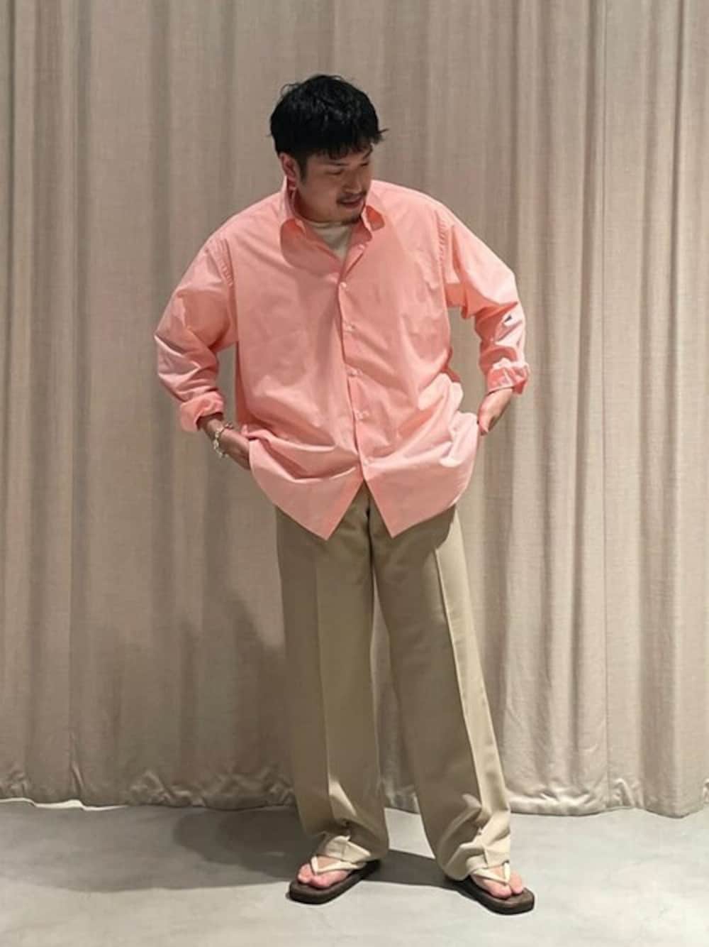 「シャツ、スラックス、イージーパンツ、リラックススタイル、シャツスタイル、夏コーデ、草履、抜け感、雪駄、cellar door」｜「CELLAR DOORのCellar Door | イージースラックス MEN（スラックス、ベージュ系）」を使った、Bshopスタッフさん（メンズ・167cm）の夏コーディネートの1枚目の写真