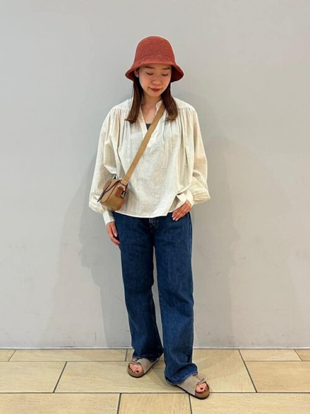 「ハット、デニムパンツ、birkenstock、サンダル、BRADY、KIJIMA TAKAYUKI、リラックススタイル、シャツスタイル、夏コーデ、INDIA INDUSTRY」｜「BIRKENSTOCKのBIRKENSTOCK | ZURICH VL TAUPE WOMEN（サンダル、ベージュ系）」を使った、Bshopスタッフさん（レディース・158cm）の夏コーディネートの1枚目の写真