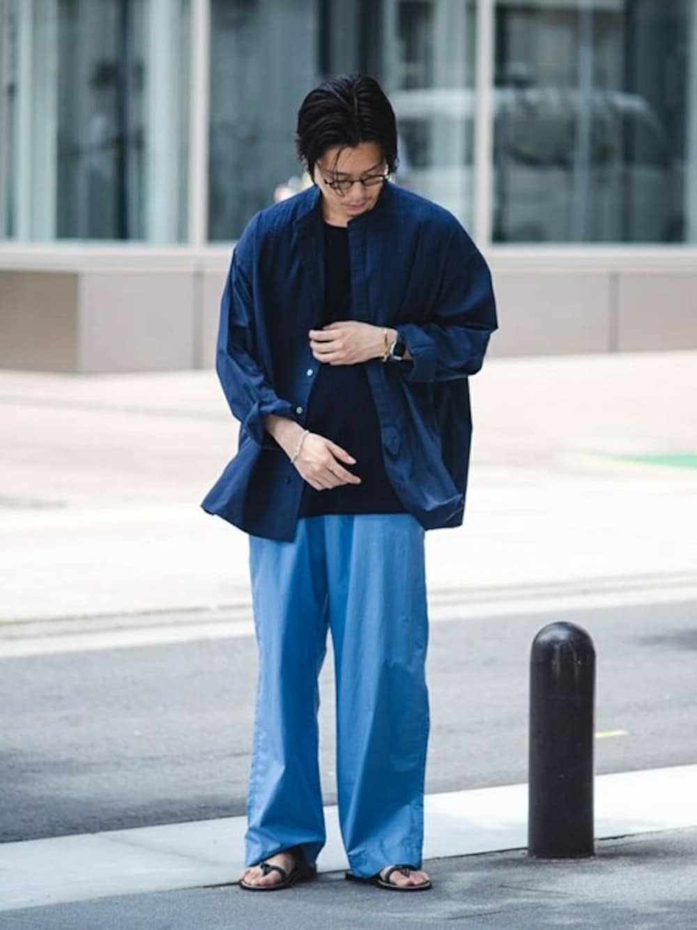 「デニム、別注、ベスト、レイヤードスタイル、デニムパンツ、サンダル、サマーニット、レザーサンダル、トングサンダル、K.JACQUES」｜「ROBERTO COLLINAのroberto collina | 〈別注〉コットン ノースリーブニット MEN（ニット/セーター、ブルー系）」を使った、Bshopスタッフさん（メンズ・168cm）の夏コーディネートの1枚目の写真