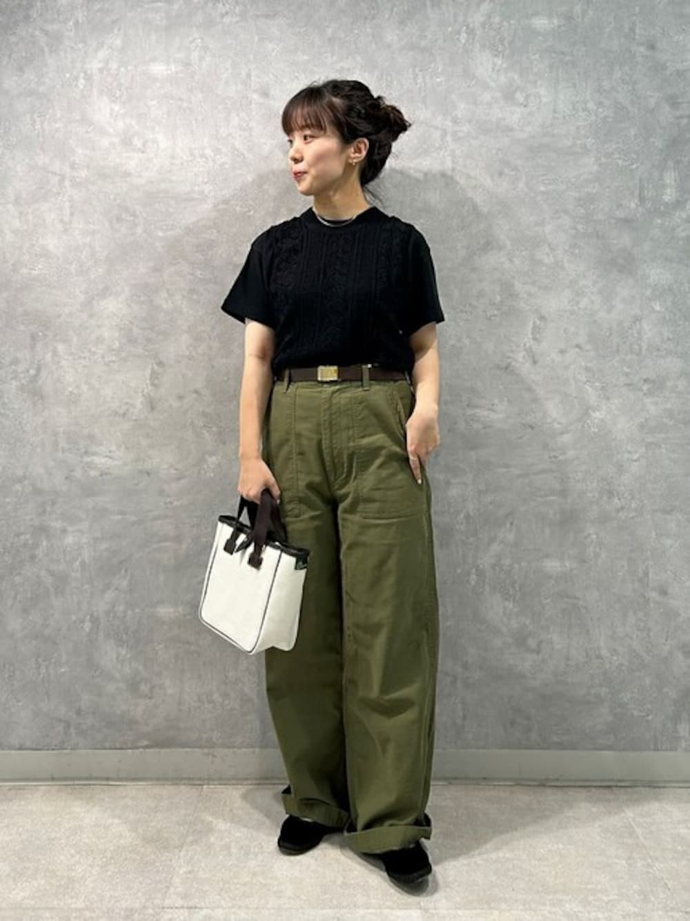 「ニット、Tシャツ、ベスト、レイヤードスタイル、ベイカーパンツ、BRADY、パンツスタイル、ストラップシューズ、ミニトート、the shinzone」｜「Morris & SonsのMORRIS & SONS | 丸胴吊り天竺 Tシャツ WOMEN（Tシャツ/カットソー、ブラック系）」を使った、Bshopスタッフさん（レディース・154cm）の夏コーディネートの1枚目の写真