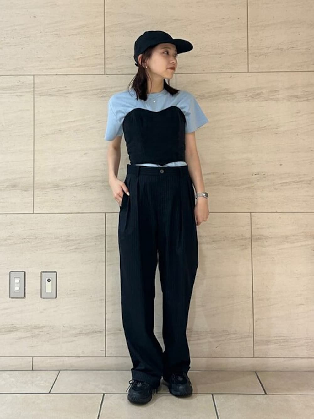 「スニーカー、カジュアル、キャップ、New Balance、Tシャツ、別注、スラックス、ビスチェ、KIJIMA TAKAYUKI、夏秋ミックス」｜「KIJIMA TAKAYUKIのKIJIMA TAKAYUKI | 〈別注〉ヘリンボーンキャップ MEN（キャップ、ブラック系）」を使った、Bshopスタッフさん（レディース・153cm）の夏コーディネートの1枚目の写真