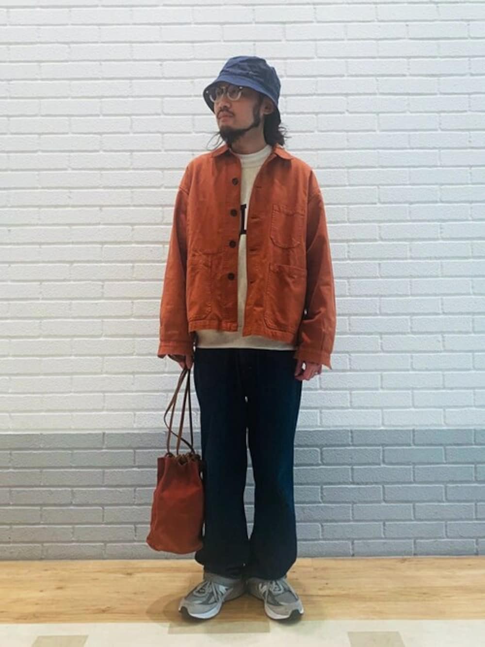 「カジュアル、orslow、ハット、カバーオール、ロンT、デニムパンツ、KIJIMA TAKAYUKI、sanca、秋コーデ、VETRA」｜「SancaのSanca | USコットン カレッジTシャツ MEN（Tシャツ/カットソー、ベージュ系）」を使った、Bshopスタッフさん（メンズ・171cm）の夏コーディネートの1枚目の写真