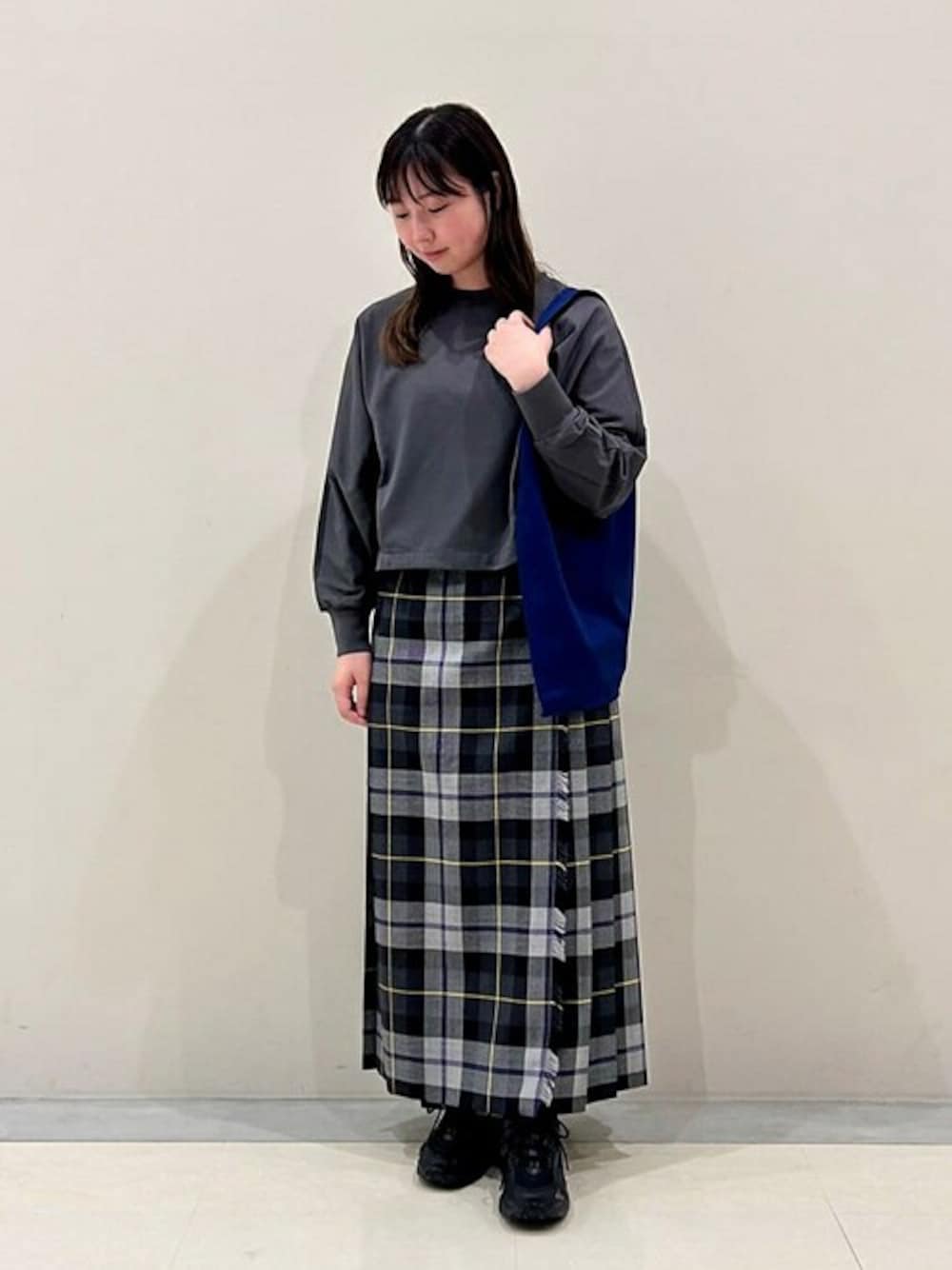 「チェック、スニーカー、スカート、ショルダーバッグ、New Balance、ロンT、orcival、キルトスカート、HAVERSACK、ONEIL OF DUBLIN」｜「HAVERSACKのHAVERSACK |  〈別注〉コットン タックプルオーバー WOMEN（Tシャツ/カットソー、グレー系）」を使った、Bshopスタッフさん（レディース・160cm）の秋コーディネートの1枚目の写真