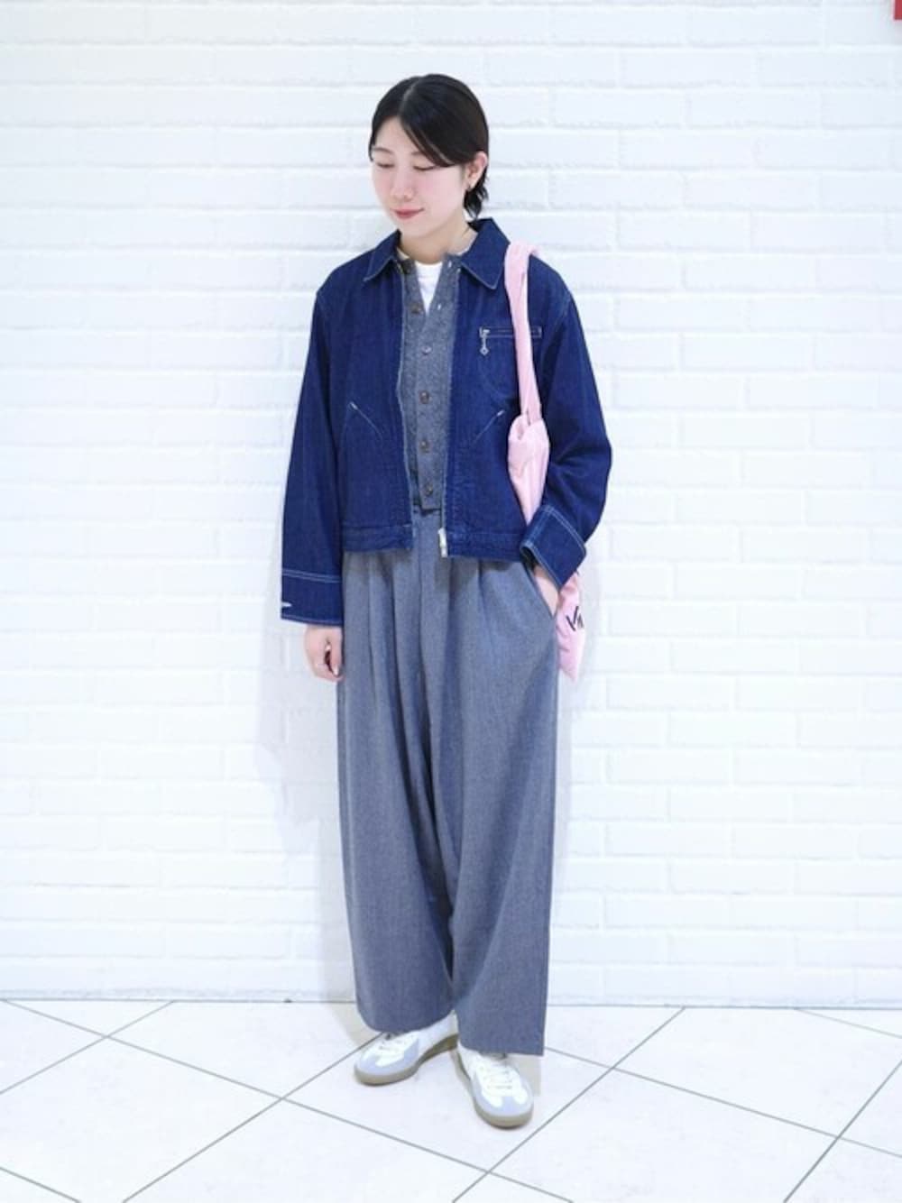 「カーディガン、スニーカー、ケーブルニット、ウールパンツ、ロンT、ワイドパンツ、秋コーデ、Morris & Sons、REPRODUCTION OF FOUND、Handvaerk」｜「Morris & SonsのMORRIS & SONS | ジーロンラム ケーブルニットカーディガン WOMEN（カーディガン/ボレロ、グレー系）」を使った、Bshopスタッフさん（レディース・166cm）の秋コーディネートの1枚目の写真