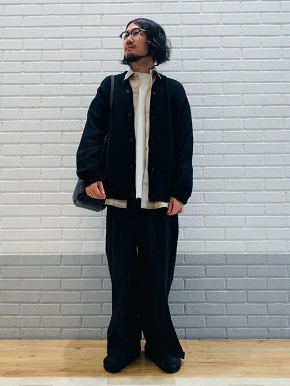「カーディガン、ニット、カジュアル、ブラックコーデ、ビルケンシュトック、birkenstock、orcival、イージーパンツ、GYMPHLEX、秋コーデ」｜「BIRKENSTOCKのBIRKENSTOCK | Boston LEVE BLACK MEN（サンダル、ブラック系）」を使った、Bshopスタッフさん（メンズ・171cm）の秋コーディネートの1枚目の写真