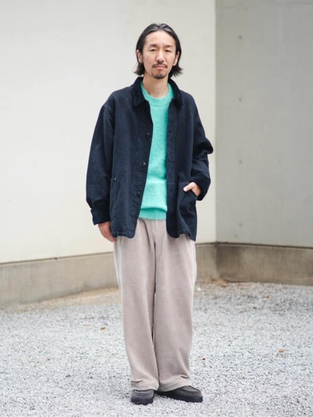 「ニット、ジャケット、カジュアル、カバーオール、コーデュロイパンツ、モカシン、GYMPHLEX、KAPTAIN SUNSHINE、秋コーデ、Marbot」｜「BshopのMarbot | 〈別注〉モカシンシューズ MEN（モカシン/デッキシューズ、グレー系）」を使った、Bshopスタッフさん（メンズ・168cm）の秋コーディネートの1枚目の写真