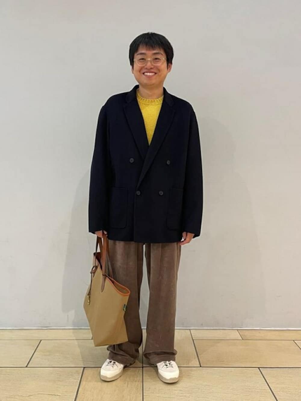 「ニット、ジャケット、トートバッグ、セーター、コーデュロイパンツ、ブレザー、orcival、BRADY、GYMPHLEX、秋冬コーデ」｜「Jamieson's of ShetlandのJamieson's Knitwear | ウール ニットプルオーバー MEN（ニット/セーター、イエロー系）」を使った、Bshopスタッフさん（メンズ・168cm）の秋コーディネートの1枚目の写真