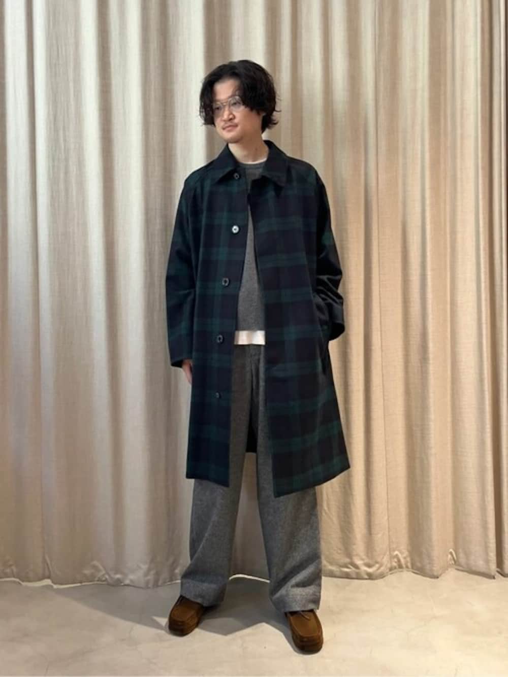 「コート、ニット、セーター、ステンカラーコート、MACKINTOSH、イージーパンツ、ワラビー、Morris & Sons、seven by seven、Glenmac」｜「MackintoshのMACKINTOSH | BELFORD MEN（ステンカラーコート、ブラック系）」を使った、Bshopスタッフさん（メンズ・175cm）の秋コーディネートの1枚目の写真