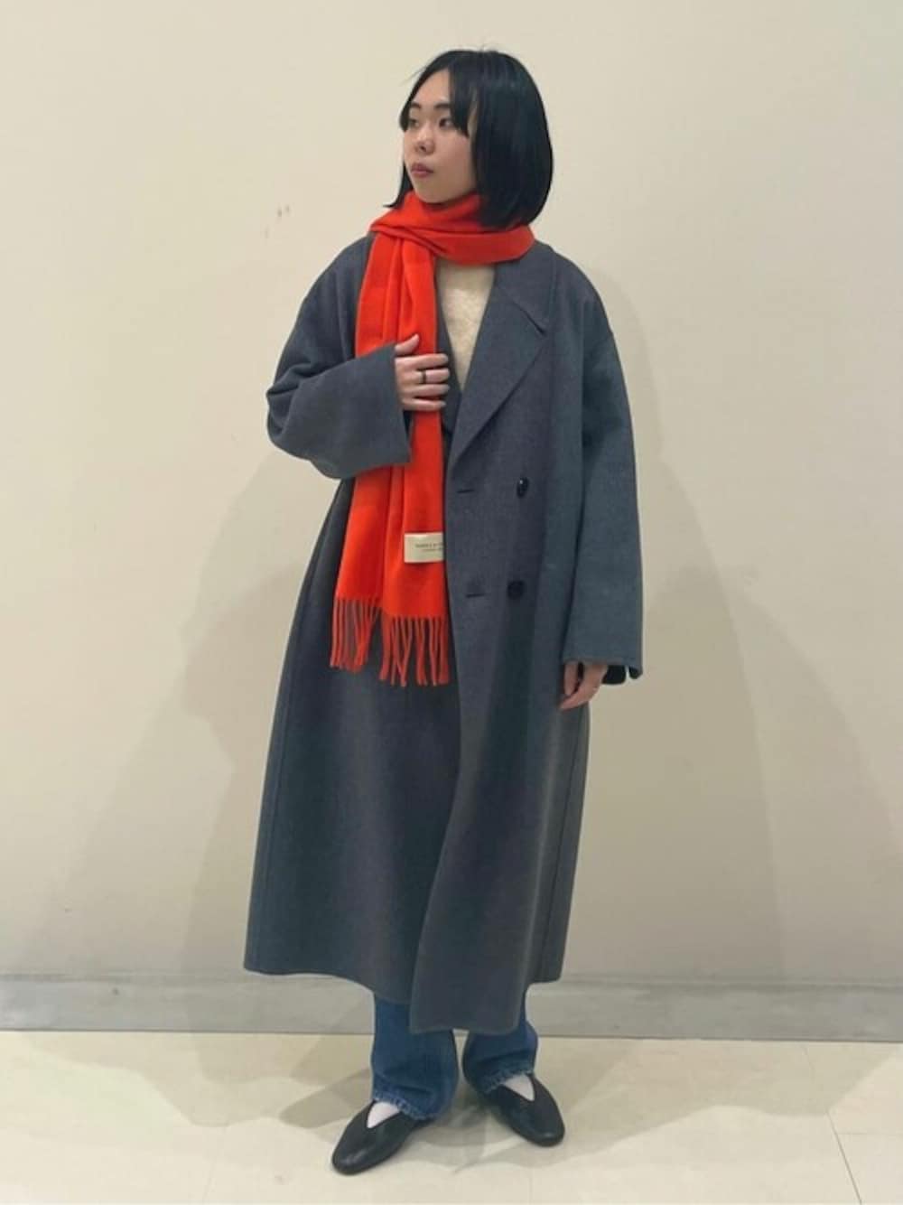「コート、マフラー、ウールコート、デニムパンツ、ニットベスト、カシミヤ、LE GLAZIK 、シャギーニット、Morris & Sons、INSCRIRE」｜「LE GLAZIKのLE GLAZIK | ウール ダブルフェイスコート WOMEN（チェスターコート、グレー系）」を使った、Bshopスタッフさん（レディース・160cm）の冬コーディネートの1枚目の写真
