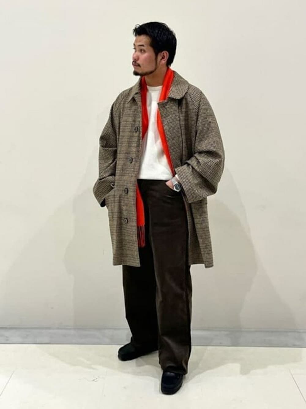「コート、ニット、セーター、冬コーデ、コーデュロイパンツ、ワイドパンツ、MACKINTOSH、カシミヤマフラー、Morris & Sons、Glenmac」｜「MackintoshのMACKINTOSH | 〈別注〉RUSCARREL EX BROWN MEN（ステンカラーコート、ブラウン系）」を使った、Bshopスタッフさん（メンズ・168cm）の冬コーディネートの1枚目の写真