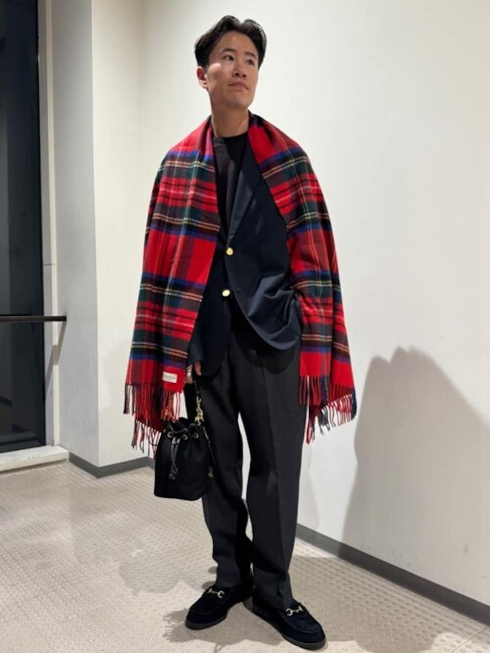 「チェック、ニット、ストール、ローファー、スラックス、BRADY、HARUTA、イージーパンツ、Morris & Sons、Glenmac」｜「HARUTAのHARUTA | 〈別注〉 ビットローファー MEN（ローファー、ブラック系）」を使った、Bshopスタッフさん（メンズ・172cm）の冬コーディネートの1枚目の写真
